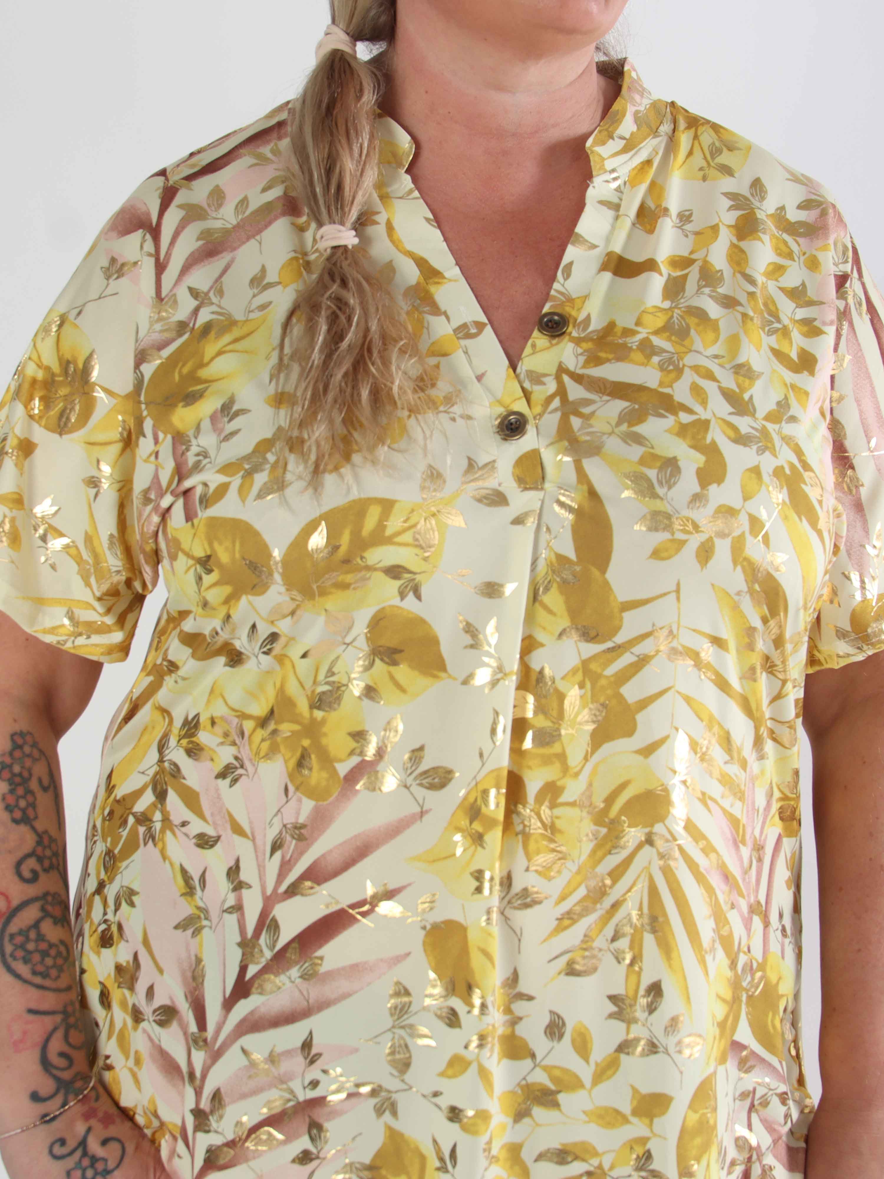 Ebba Gold Leaf Sleeveless - Plus size skjortekjole i elastisk stof med bladprint